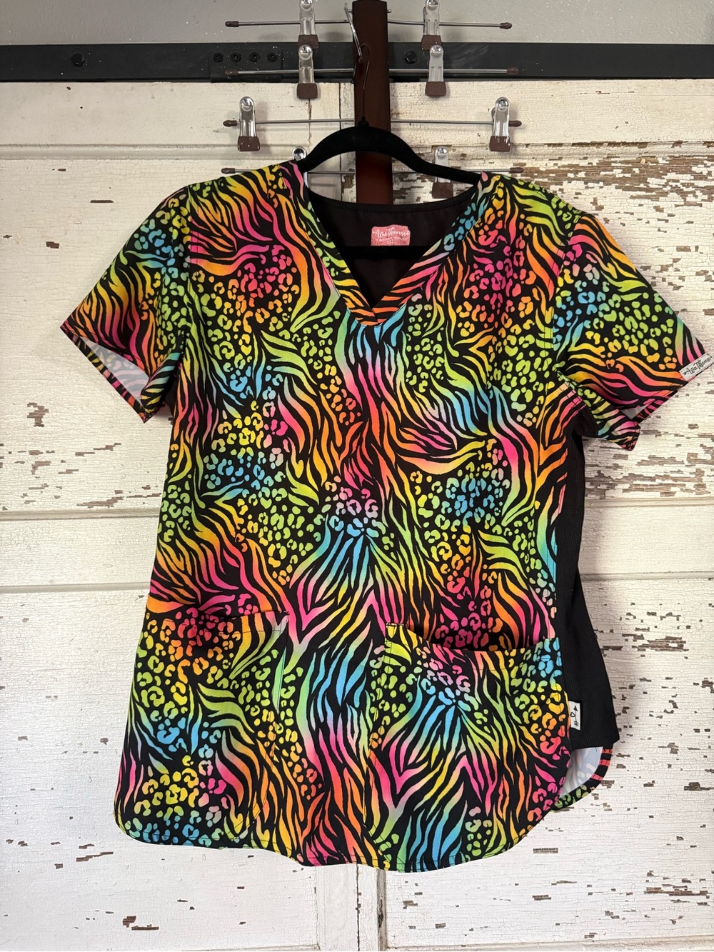 Ava Therese Multicolor Zebra & Leopard Print V-Neck Scrub Top Size Medium